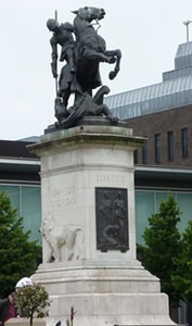 Nærbillede af ridderens ansigt, rustning og dragens hoved på Sankt Jørgen og dragen figur